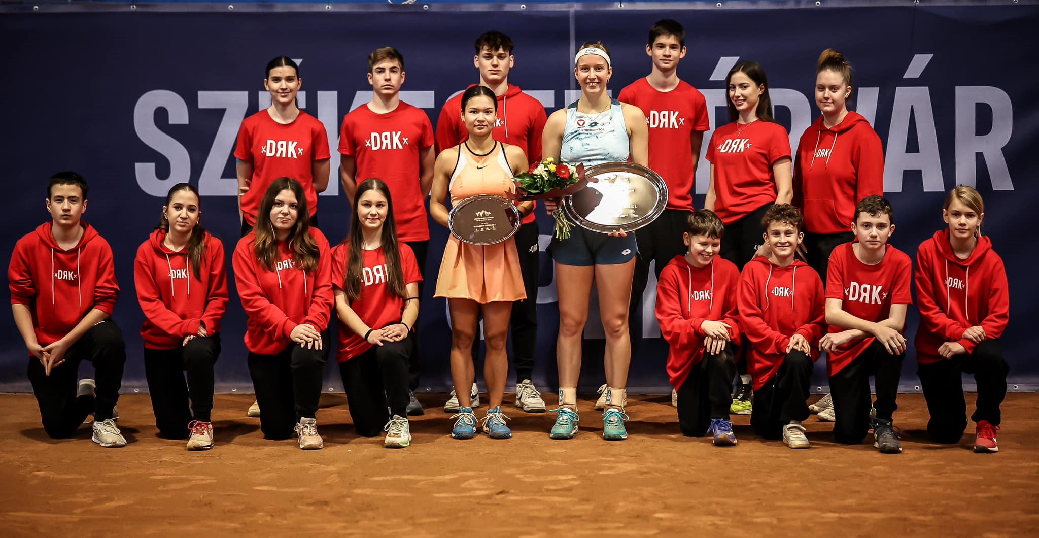 A döntősök, Tóth Amarissa Kiara és Sinja Kraus (középen balról jobbra), a labdaszedőkkel
