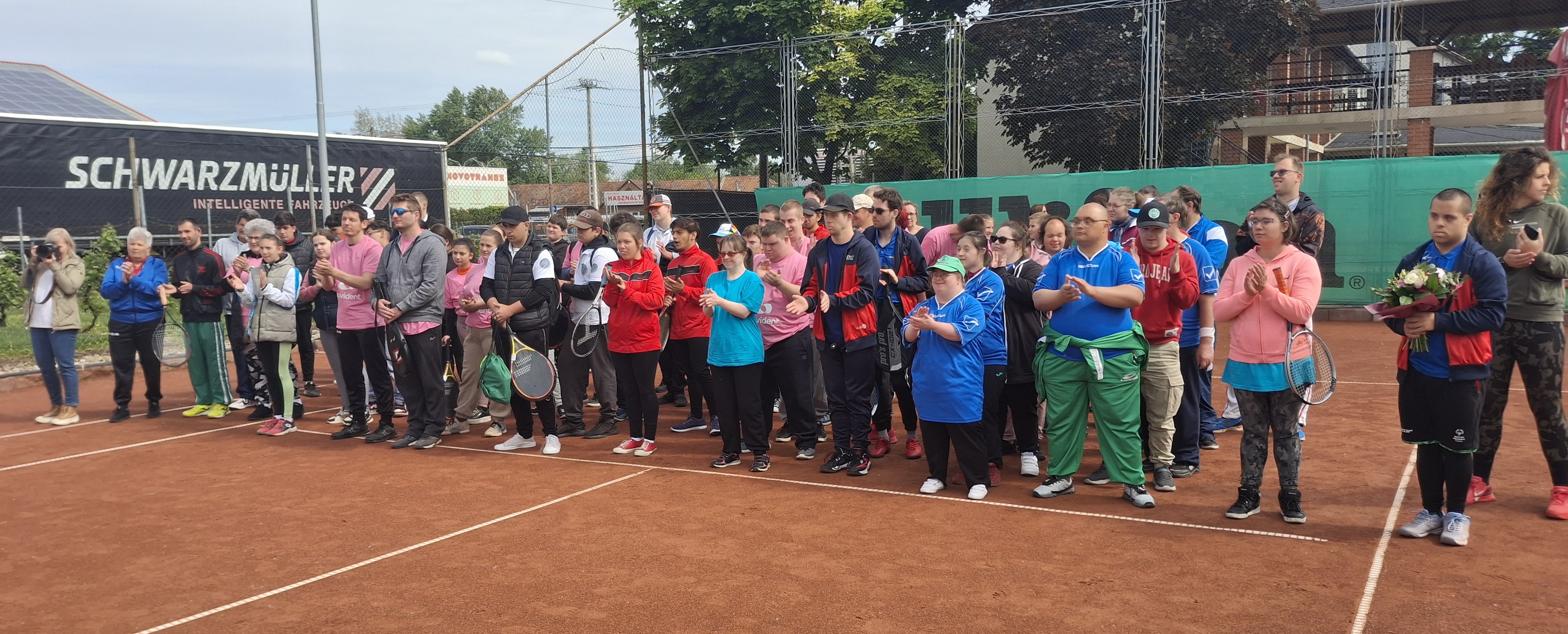 Az SO tenisztornájának résztvevői a megnyitón