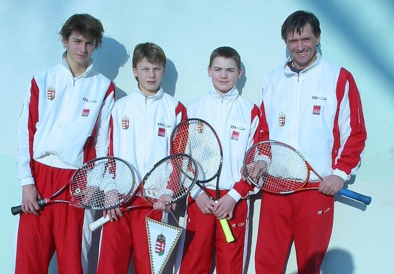 Molnár Krisztián egy U14-es csapat Eb-n, Fucsovics Márton és Zsiga Máté társaságában, az együttest Gáspár Balázs vezette