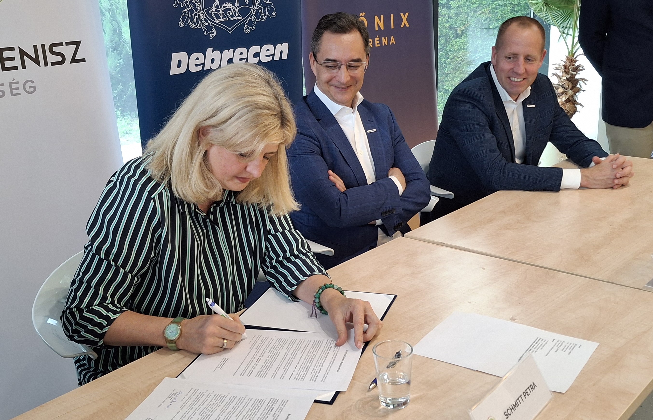 Schmitt Petra aláírja a közös rendezésre vonatkozó együttműködési szerződést