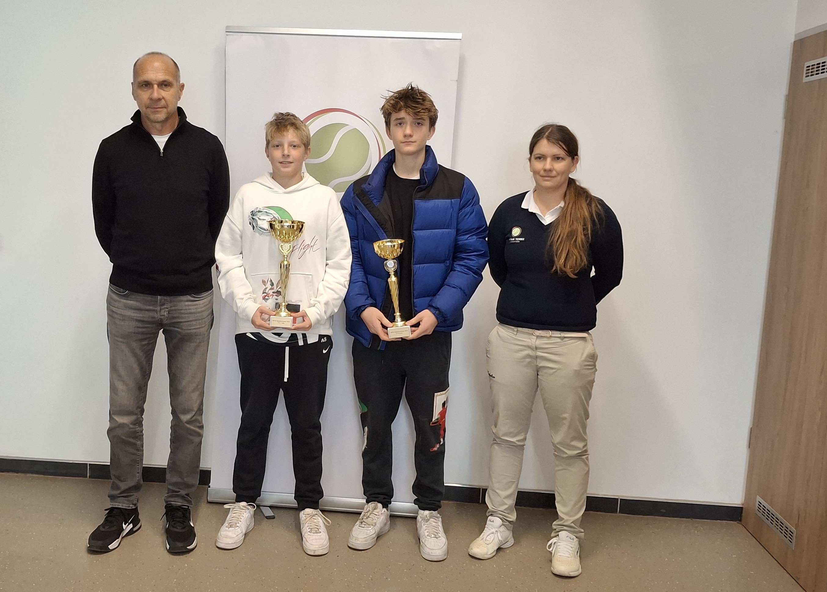 F14-es eredményhirdetés: Gulyás István versenyigazgató, Balázs Dávid, Denys Márk és Kovács Annamária versenybíró (balról jobbra)