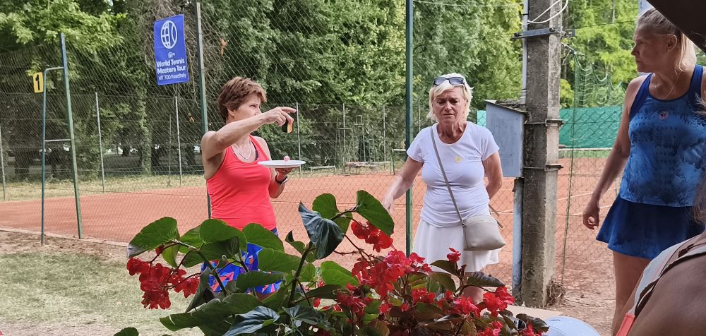 Miltényi Éva, Turi Zsuzsa és Sápi Zsófi a kiserdei Főnix-pályán