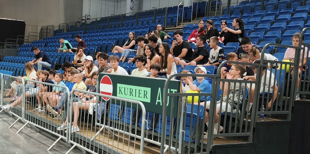 Tanulni jöttek az edzést megleső debreceni gyermekek, akik az osztrák szurkolók szektorából figyelik a gyakorlást