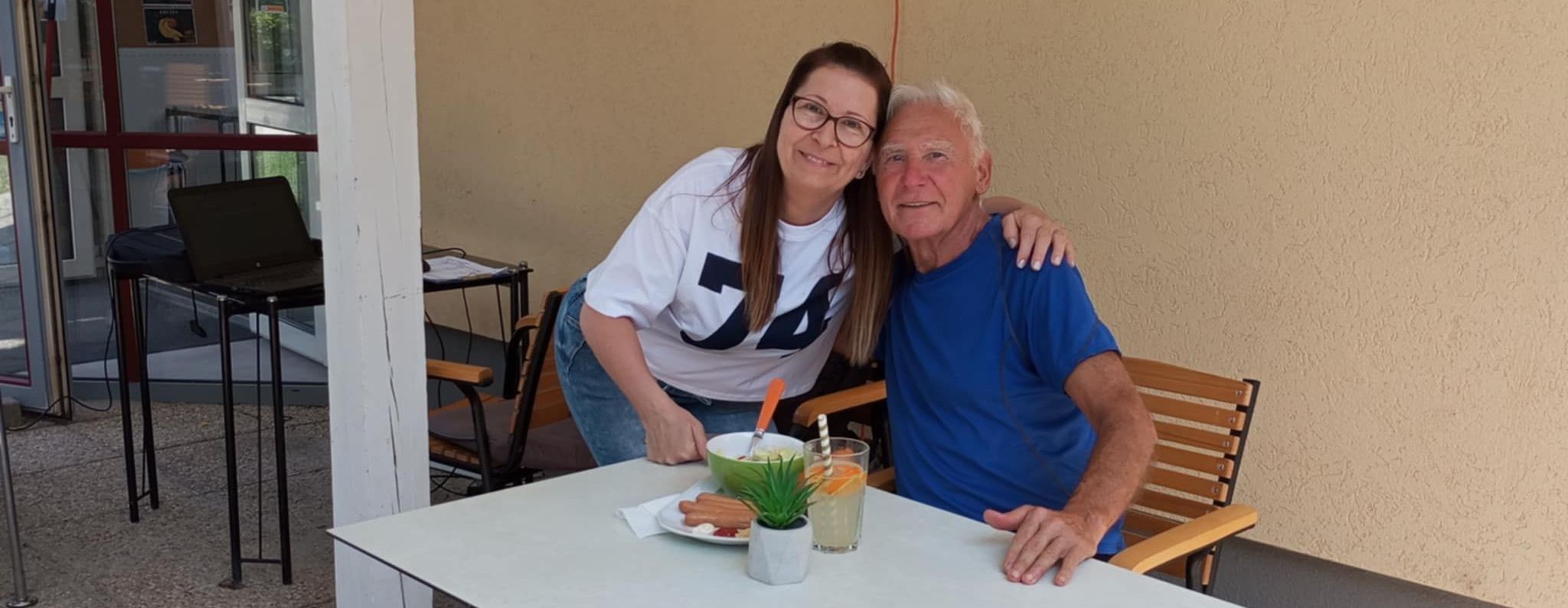 A Szépvölgyi TC csapata: a büfében Balogh Anita és a pályák gondozója, Bodanitz László 