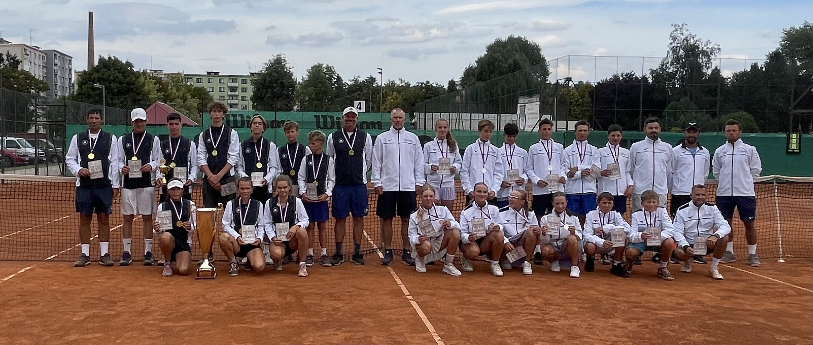 Az U14-es cseh csapatbajnoki döntő résztvevői. Álló sor balról a harmadik Fazekas Vencel