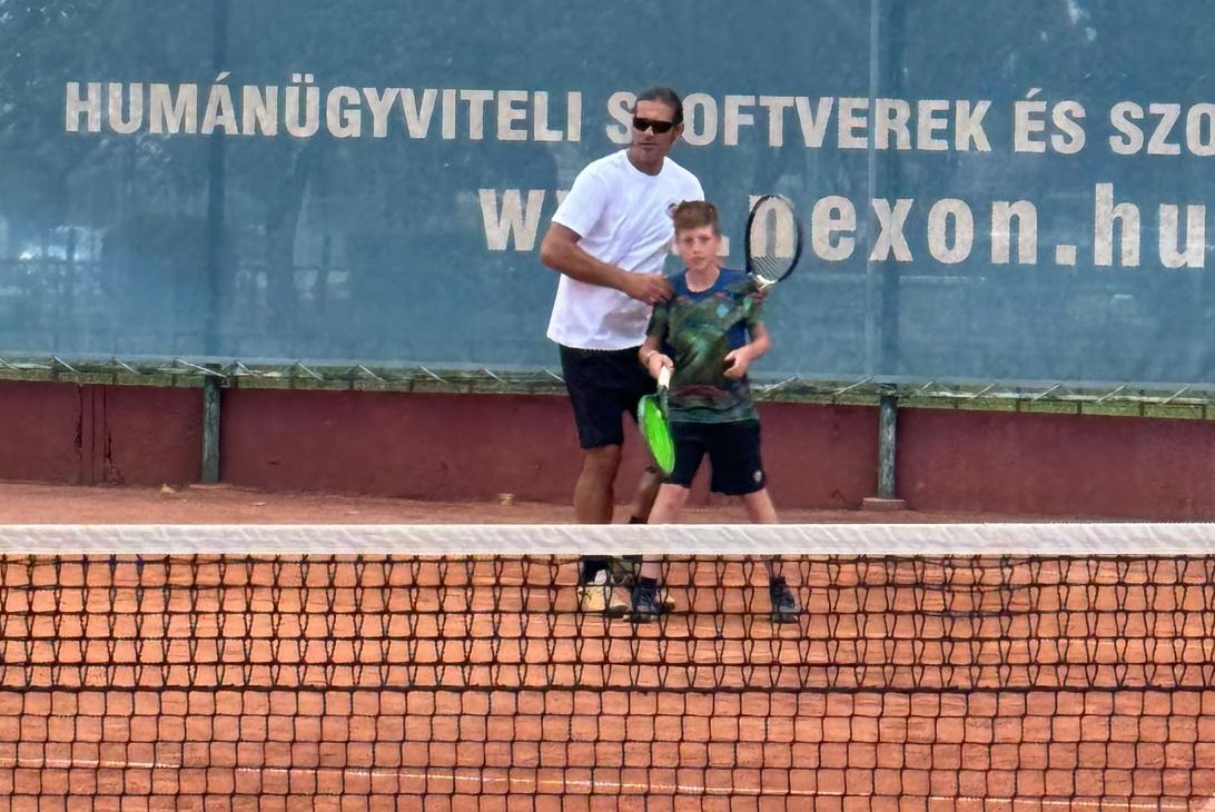 Gonzalo López-Fabero a tavalyi dunakeszi tábor során segít egy résztvevőnek