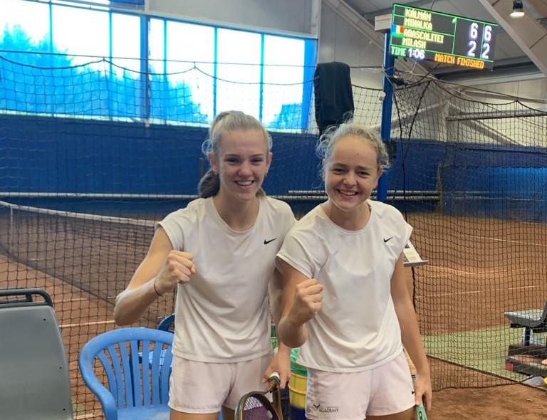 Mihálka Anna és Kálmán Luca (balról jobbra) egy román/orosz párost vert 6:2, 6:2 arányban a negyeddöntőben