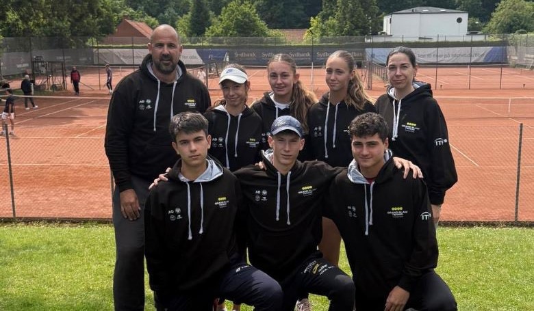 Mokán (elől középen) hasznos ITF-tapasztalatokat szerzett a nemzetközi csapat tagjaként