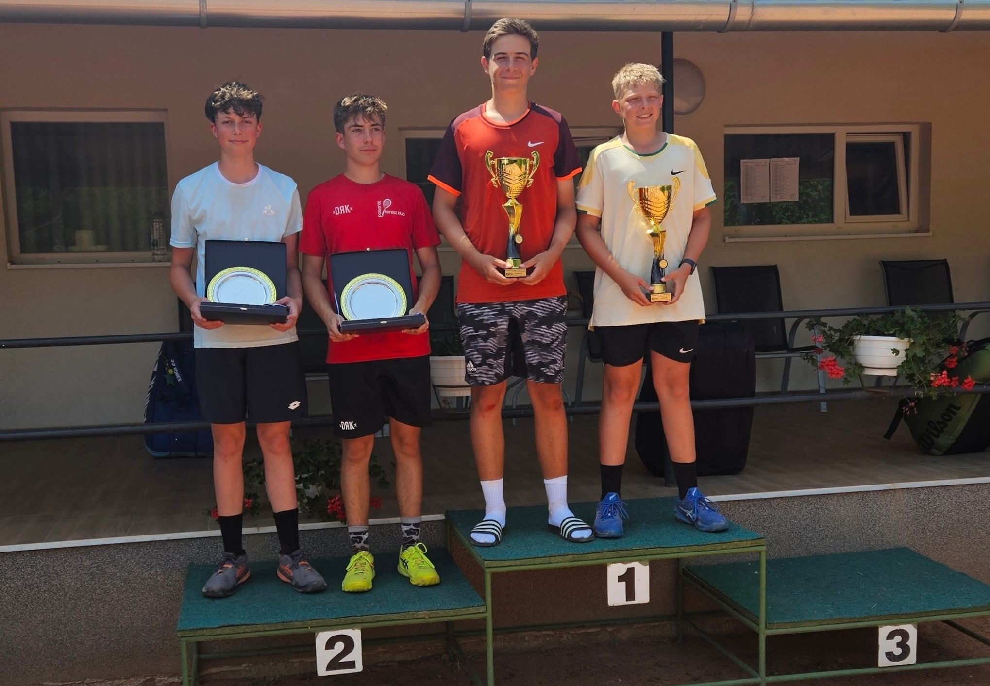 Szebeni Miklós és Balázs Dávid szettveszteség nélkül nyerte a szentesi TE-tornát, a döntőben a Hajas Bálint, Csavajda Lőrinc (balról) párost verték 6:4, 6:3-ra