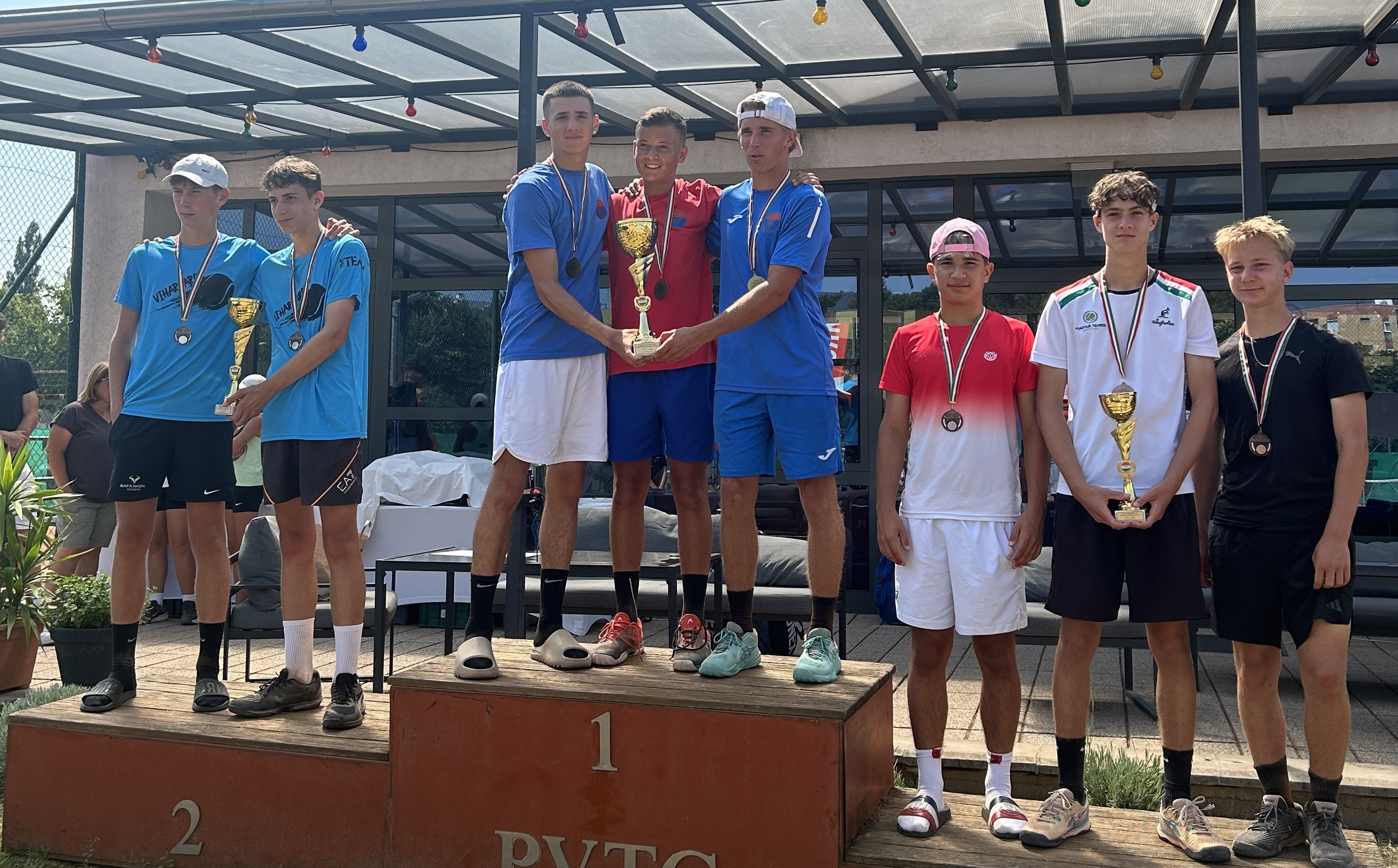 F16-os dobogó, középen a bajnok Vasas